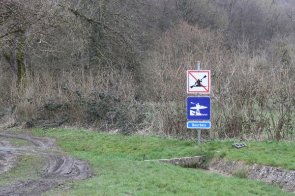 Einstieg am Dourbes, paddel wegen hochwasser leider verboten-.-
